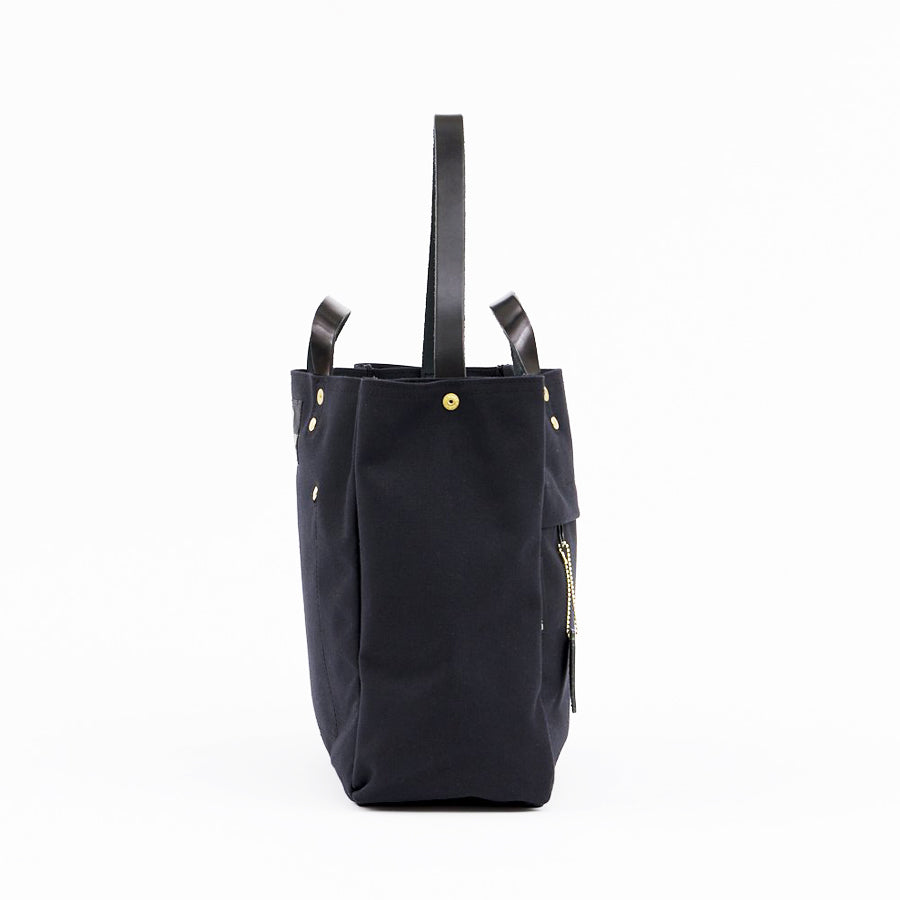 Seitenansicht einer schwarze Tasche von BAG'n'NOUN, das Modell heißt Black 9.