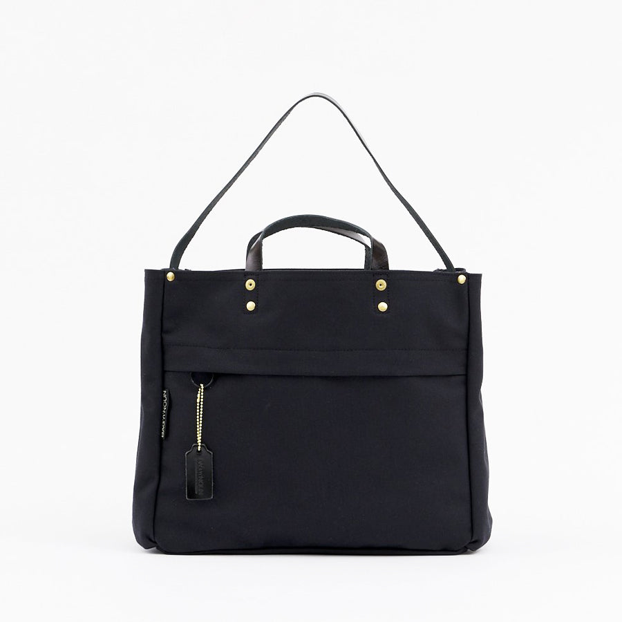 Rückseitenansicht einer schwarze Tasche von BAG'n'NOUN, das Modell heißt Black 9.