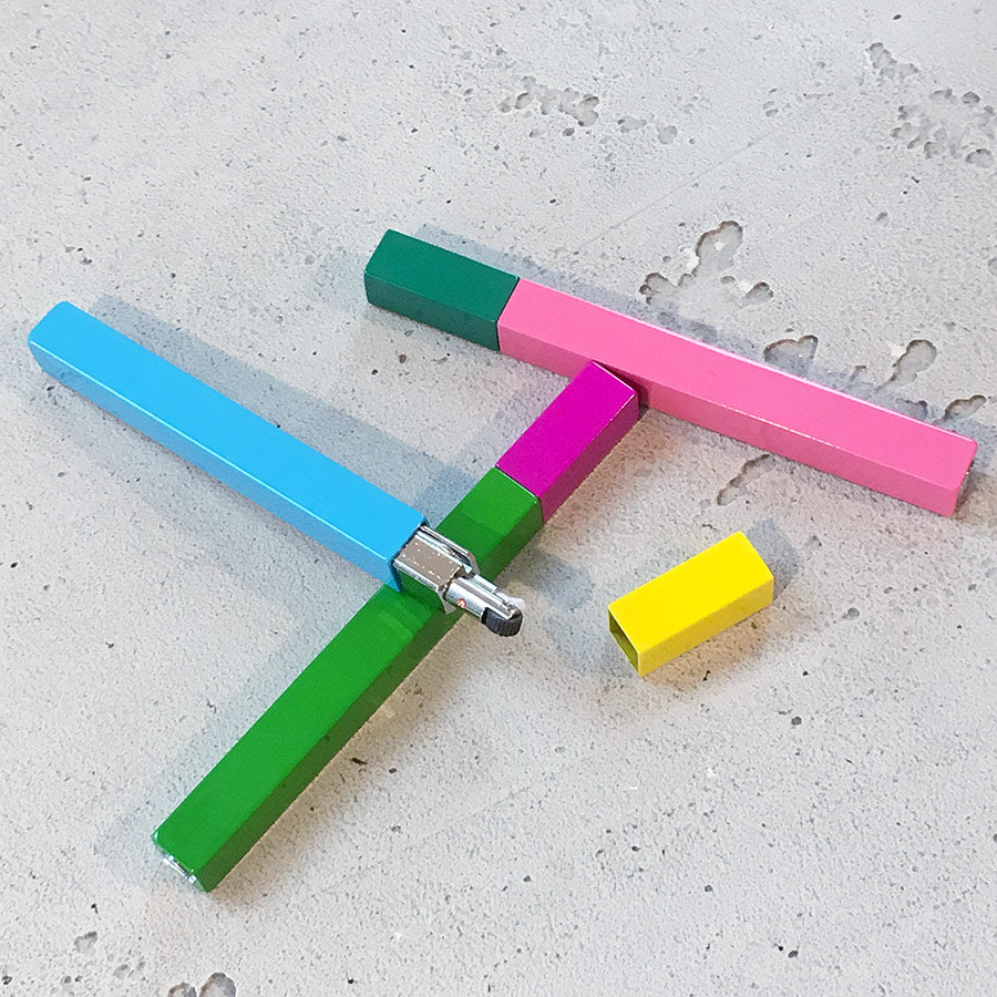 Verschiedene bunte, längliche Feuerzeuge aus Metall von der Japanischne Marke TsubotaPearl